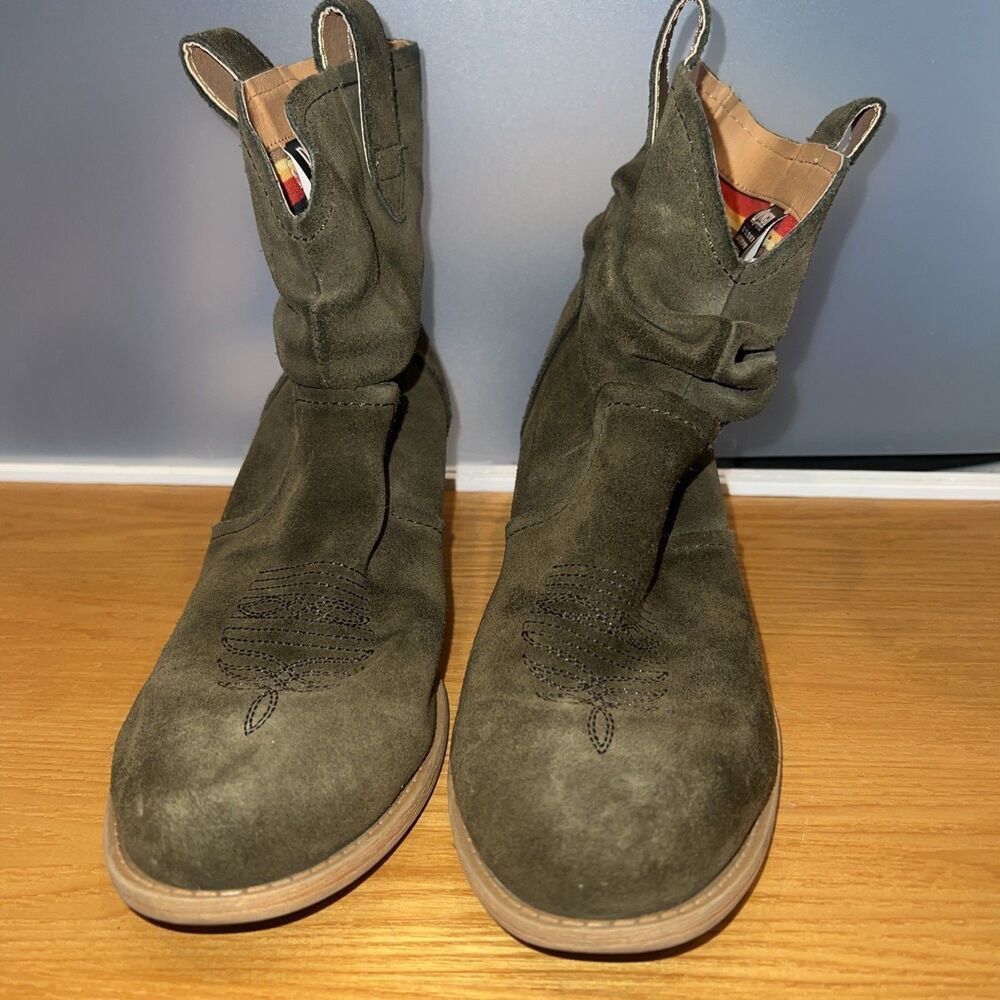Dingo olive green suede western ankle boots 7M